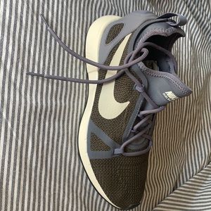 Nike tennis shoe 8 NWOT olive and purple